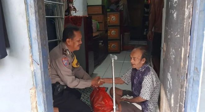 Polisi Berikan Sembako Kepada Kakek Lansia Tuna Netra