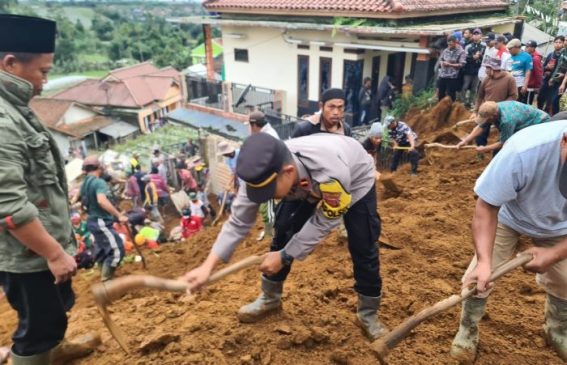 Polisi Bersama Tim Gabungan Evakuasi Korban Tanah Longsor di Sukabumi