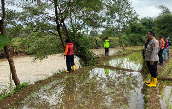 Polisi Bersama Tim SAR Cari Korban Diduga Hanyut Akibat Air Sungai  Cibuyut Meluap