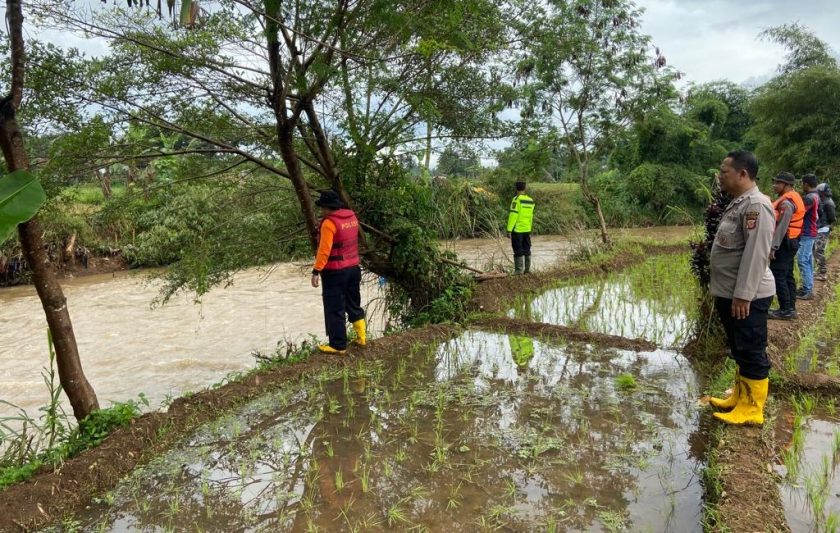Polisi Bersama Tim SAR Cari Korban Diduga Hanyut Akibat Air Sungai Cibuyut Meluap