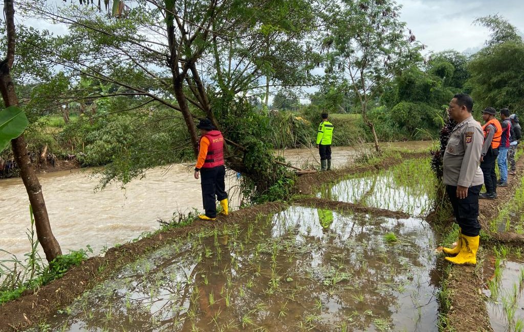 Polisi Bersama Tim SAR Cari Korban Diduga Hanyut Akibat Air Sungai Cibuyut Meluap