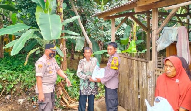 Polisi Gencar Bagikan Paket Sembako kepada Masyarakat Terdampak Longsor di Purwadadi Ciamis