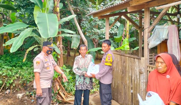 Polisi Gencar Bagikan Paket Sembako kepada Masyarakat Terdampak Longsor di Purwadadi Ciamis