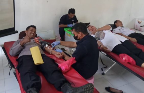 Polisi Ikut Donorkan Darah di Acara PMI Kabupaten Kuningan