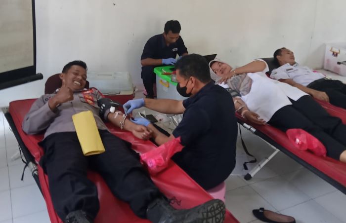 Polisi Ikut Donorkan Darah di Acara PMI Kabupaten Kuningan