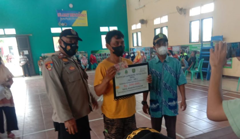 Polisi Laksanakan Pengamanan dan Pengawalan Distribusi BLT dari Dana Desa Bojong
