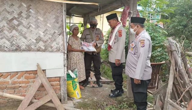 Polisi Tak Kenal Lelah Salurkan Bansos Kepada Warga Kurang Mampu di Cikedung Indramayu