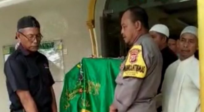 Polisi Takziah dan Pikul Keranda Sampai ke TPU Kampung Jatimulya