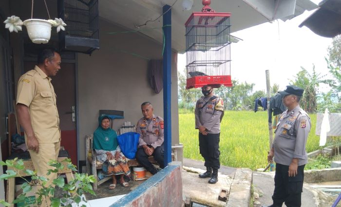 Polisi Turun Langsung Bagikan Bansos Kepada Masyarakat di Majalengka