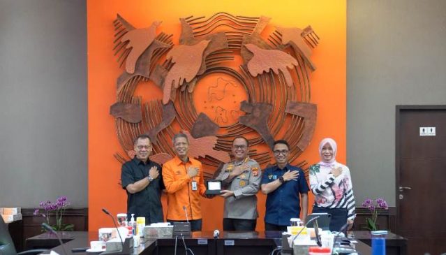 Tangkap Pencuri Materai Rp1,5 Miliar, Pos Indonesia Ganjar Kapolresta Bandar Lampung Piagam Karya Jasa