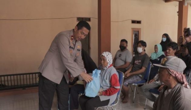 Wakpolda Jabar Bagikan Bansos Sembako Kepada Warga Cisarua Sumedang