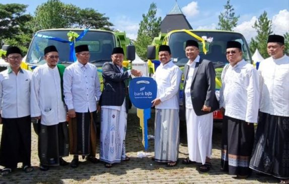 bank bjb Serahkan CSR Berupa 2 Unit Dump Truck ke Pemda Kabupaten Sumedang