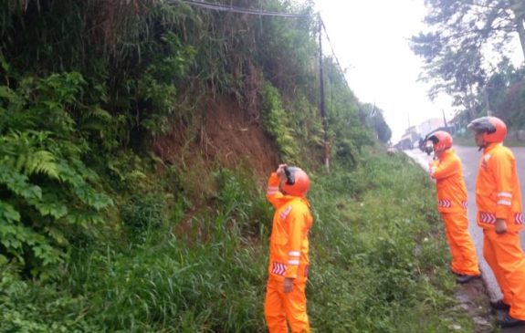Antisipasi Longsor, Tim SAR Sat Brimob Polda Jabar Patroli Cek Tebing Cibogo