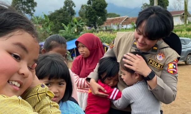 Begini Upaya Polri Kembalikan Senyum Anak-Anak dan Ibu-Ibu Korban Gempa Cianjur