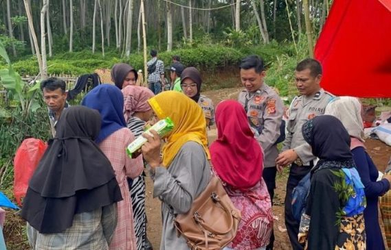Gempa Cianjur, Polisi dan Bhayangkari Salurkan Bantuan untuk Korban Gempa