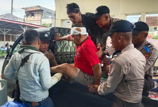 Polisi Bantu Evakuasi Korban Bencana Gempa Bumi yang Terjadi di Wilayah Kabupaten Cianjur