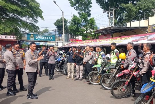 Polri Gunakan Motor Trail Distribusikan Bantuan untuk Korban Gempa Cianjur di Daerah Pelosok