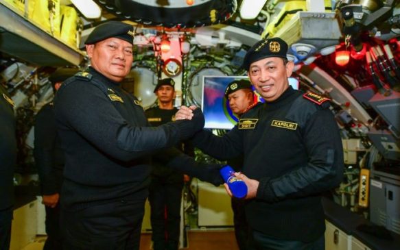 Kapolri Mendapatkan Brevet Hiu Kencana TNI AL