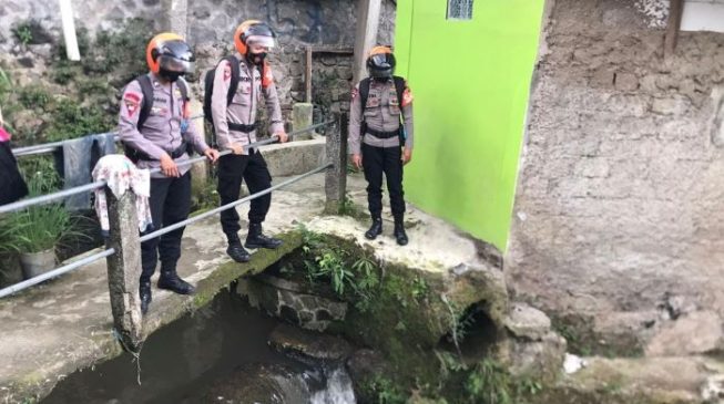 Laksanakan Patroli, Tim SAR Sat Brimob Polda Jabar Cek Debit Air di Desa Sindangjaya Cipanas Cianjur