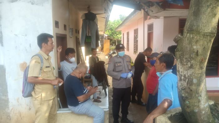 Penemuan Mayat Dalam Kontrakan Gegerkan Warga Desa Jampang, Pihak Kepolisian Gelar Olah TKP