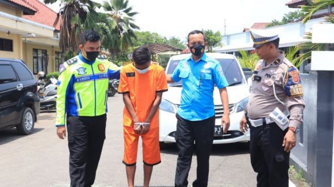 Polisi Amankan Pengemudi Mobil Penabrak Sepeda Motor di Indramayu