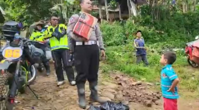 Polisi Antarkan Logistik Sembako Memakai Motor ke Wilayah yang Sulit Dijangkau