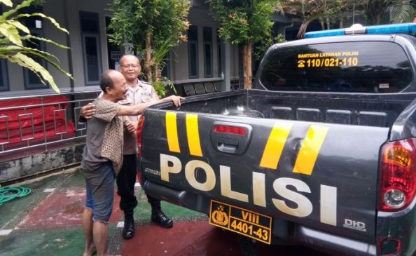 Polisi Bantu Amankan ODGJ yang Meresahkan Warga di Desa Karyamulya Ciamis