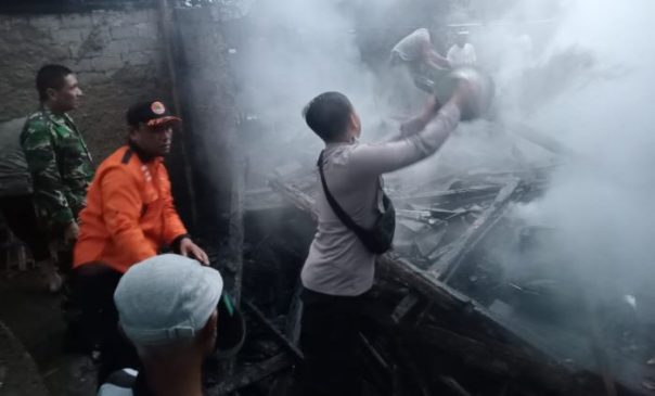 Polisi Bantu Padamkan Api yang Membakar Rumah Warga di Desa Mekarjaya Cianjur