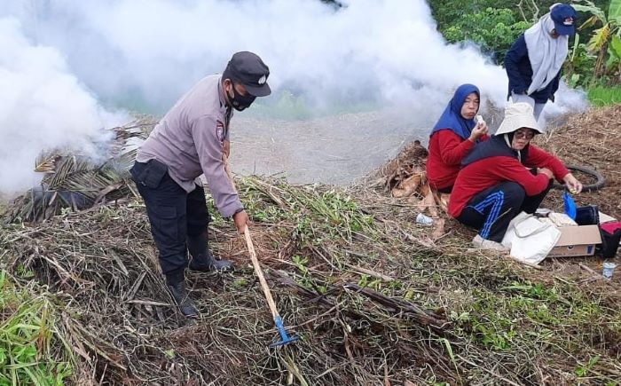 Polisi Bantu Warga 'Sulap' Lahan Tidur Jadi Lahan Produktif di Desa Bangbayang