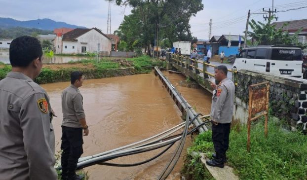 Polisi Cek Lokasi Rawan Banjir dan Luapan Air Sungai di Wilayah Kecamatan Cikijing