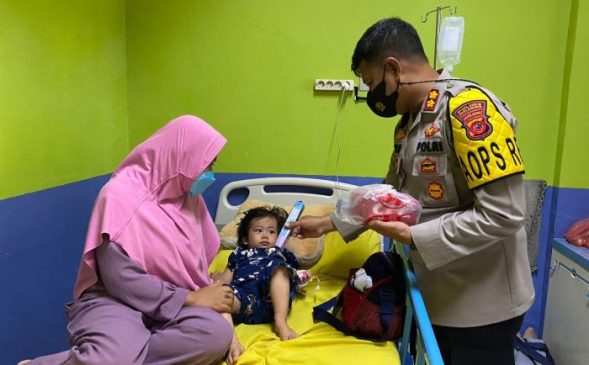 Polisi Kunjungi RSUD Sekarwangi Cibadak, Jenguk Pasien Anak Sambil Bawa Mainan
