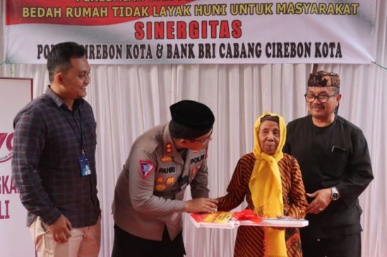 Polisi Secara Simbolis Serahkan Kunci Rutilahu di Desa Penpen Kabupaten Cirebon