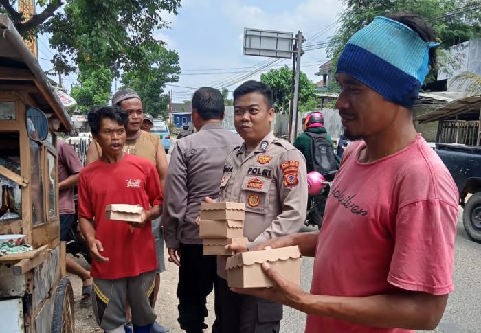 Program Quick Wins Polri Presisi, Polisi Berikan Bansos ke Masyarakat di Majalengka