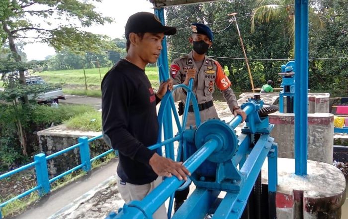 Sat Brimob Polda Jabar Patroli Siaga, Monitor Perubahan Debit Air Sungai Cirebon Girang
