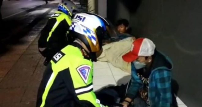 Tanpa Pengawalan, Kapolres Cimahi Berbagi Kebahagiaan Sedekah Penuh Berkah