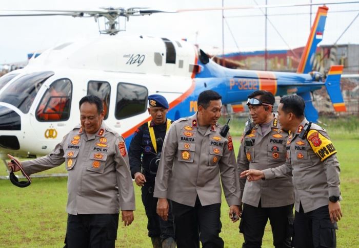 Tim Helikopter Polda Jabar Landing di Lapangan Badak Putih Guna Mengecek Posko Pengungsian