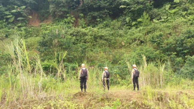 Tim SAR Sat Brimob Polda Jabar Lakukan Pemantauan Tebing di Wilayah Desa Gadog