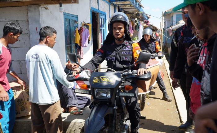 Tim Trabas Polri Turun ke Lokasi Bencana yang Terisolir Gunakan Motor Trail
