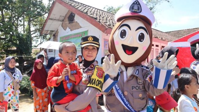 Trauma Healing, Badut Polisi Hibur Anak-Anak Korban Gempa Cianjur