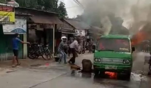 Alami Korsleting Listrik, Sebuah Angkot Terbakar di Tamansari Bogor, Pihak Kepolisian Lakukan Penanganan