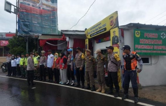 Anggota Polri Laksanakan Pengaturan Arus Lalin di Libur Natal dan Tahun Baru