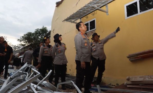 Bakti untuk Negeri, Polri Bersihkan Puing-Puing Rumah Warga