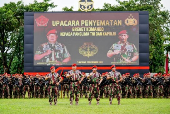 Disematkan Baret Merah Kopassus, Kapolri: Jangan Ragukan Sinergisitas TNI-Polri Jaga NKRI