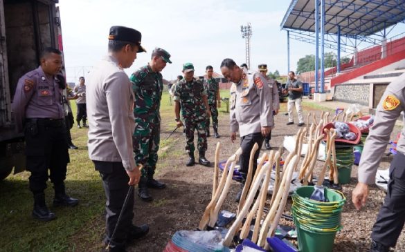 Polri Kerahkan Ribuan Personel Bersihkan Puing-Puing Pasca Gempa Cianjur