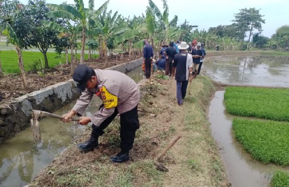 Polisi Gotong Royong Bersihkan Irigasi Pada Masa Tanam Padi Tahun 2022