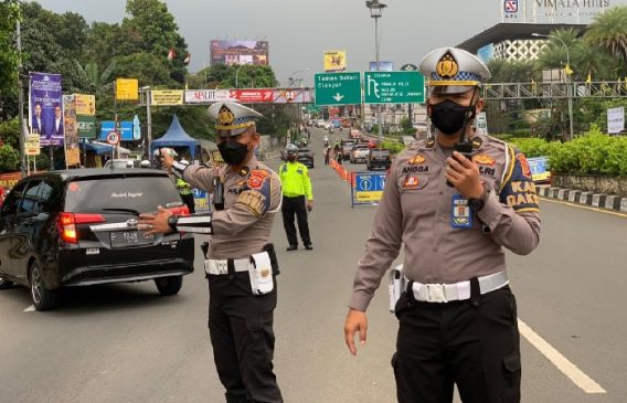 Arus Lalu Lintas di Kawasan Puncak Bogor Terpantau Ramai Lancar, Sejumlah Personel Kepolisan Lakukan Pengaturan Arus Kendaraan
