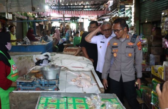 Jelang Nataru, Polisi Bersama Bupati Monitoring Harga dan Ketersediaan Stok Bahan Pokok di Kuningan