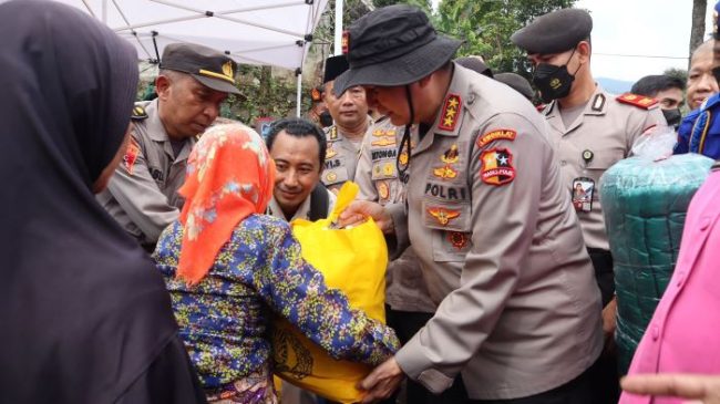 Kalemdiklat Polri Lakukan Penyerahan Bantuan Kemanusiaan Kampus Polri Peduli untuk Korban Bencana Alam Cianjur