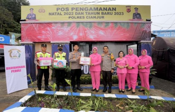Ketua Bhayangkari Daerah Jabar Tinjau Pos Pengamanan Natal 2022 dan Tahun Baru 2023 di Kabupaten Cianjur