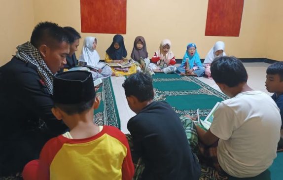 Pahami Ilmu Agama, Polri Ajarkan Mengaji Kepada Anak-Anak di Pengungsian